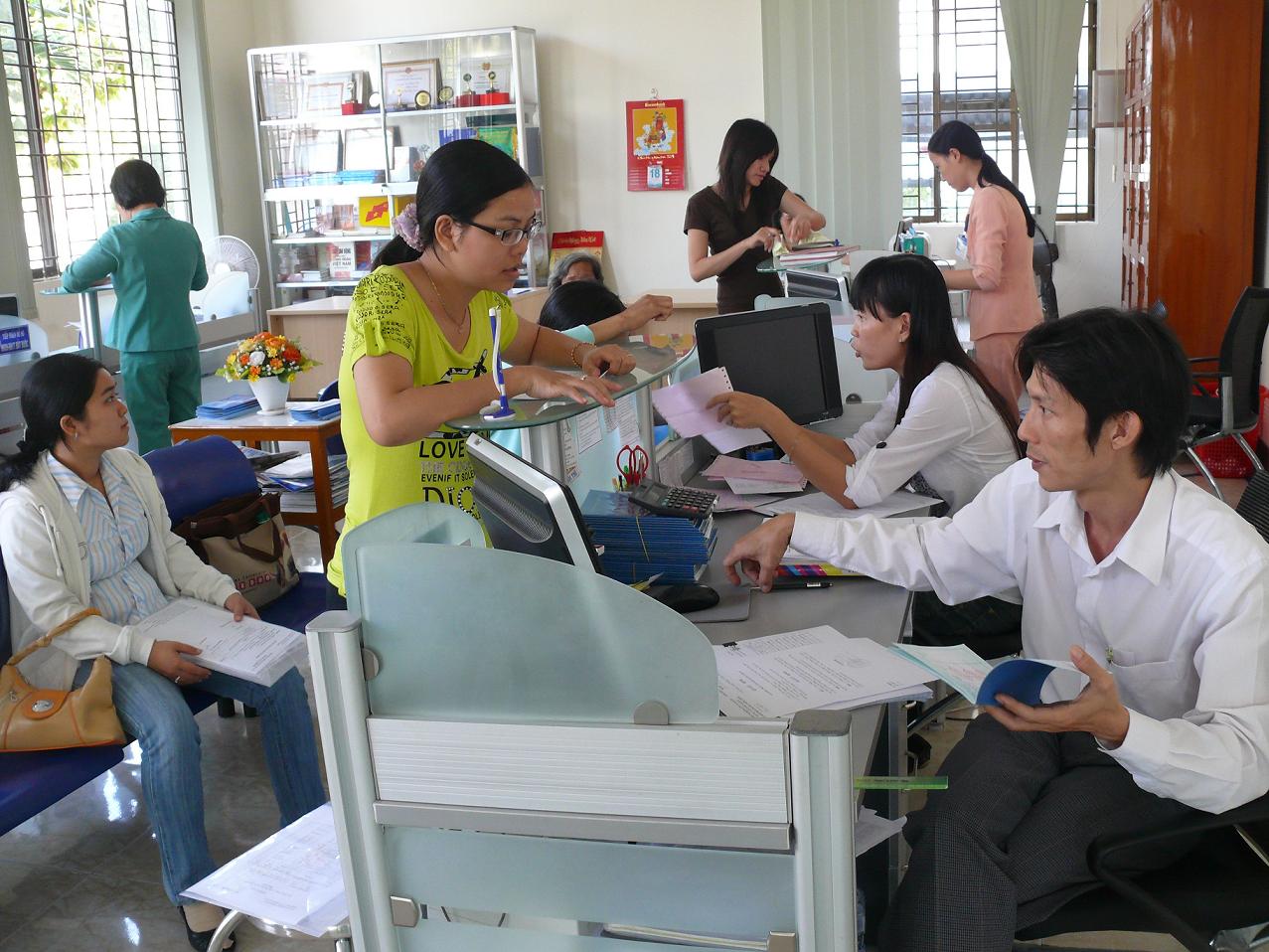 Cơ quan BHXH Việt Nam chưa quản lý được đầy đủ số lao động phải tham gia BHXH bắt buộc, mà chỉ nắm được số lao động đã và đang tham gia BHXH, BHYT, BHTN. Ảnh minh họa. Nguồn: InternetGiữa thời đại ngày nay ý thức đó thể hiện qua việc những người lao động làm việc tại các công sở, doanh nghiệp phải dành một phần lương của mình để mua bảo hiểm y tế (BHYT) phòng khi ốm đau, đặc biệt là mua bảo hiểm xã hội (BHXH) để đến khi hết tuổi lao động, nghỉ làm, thì được hưởng lương hưu, bảo hiểm thất nghiệp (BHTN) để có nguồn sống khi mất việc, chờ tìm được việc làm mới; còn những cơ sở sử dụng lao động thì phải đóng BHXH cho những người lao động đang làm việc tại cơ sở của họ. Đây không chỉ là trách nhiệm của mỗi người, của xã hội, mà với Nhà nước ta còn được luật định, với tình hình thực hiện ngày một tốt hơn. Năm 2010 cả nước đã có 50,7 triệu người tham gia BHXH, BHYT và BHTN, với số tiền thu được là 80.447 tỷ đồng. Riêng BHXH, số đối tượng đăng ký bắt buộc năm 2010 là 9.342.767 người, tăng 6% so với năm 2009, tổng số thu là 49.628 tỷ đồng, riêng BHXH tự nguyện tăng 116% so với năm 2009.Tuy nhiên so với con số thực người lao động đang làm việc dưới nhiều hình thức quan hệ giữa người sử dụng với người lao động và yêu cầu chung của việc thực thi bảo hiểm thì vẫn còn một khoảng cách lớn. Cơ quan BHXH Việt Nam chưa quản lý được đầy đủ số lao động phải tham gia BHXH bắt buộc theo luật định, mà chỉ nắm được số lao động đã và đang tham gia BHXH, BHYT, BHTN. Riêng BHXH tự nguyện lại càng thấp, sau 3 năm thực hiện, số tham gia chỉ đạt 5% số người thuộc diện cần tham gia. Dẫn đến tình trạng này trước hết là do công tác tuyên truyền luật BHXH và nâng cao ý thức của người lao động về sự cần thiết tham gia đóng BHXH, đồng thời nhắc nhở, đấu tranh với chủ sự dụng lao động thực hiện nghiêm việc đóng BHXH cho người lao động còn yếu kém, bất cập, thiếu sự phối hợp chặt chẽ, hiệu quả giữa các bộ, ngành, như Bộ LĐTBXH, Bộ KHĐT, ngành thuế, Liên đoàn lao động, cơ quan BHXH, các cơ quan nhà nước có chức trách thanh tra, kiểm tra, giám sát. Nhưng nguyên nhân rõ nhất là nhận thức và sự trách nhiệm yếu kém của chủ sở hữu lao động, không ít doanh nghiệp đã trốn trách nhiệm BHXH, không đăng ký đóng BHXH cho số người lao động mà họ đang sử dụng, hoặc có đăng ký nhưng rồi chây ỳ không đóng, để nợ đọng BHXH lâu và nhiều, đến hết năm 2010 tổng số nợ BHXH đã lên tới hơn 2.000 tỷ đồng. Chính sách BHXH cần phải được hiểu là chính sách an sinh xã hội hàng đầu. Ảnh minh họa. Nguồn: InternetTại không ít địa phương đang diễn ra tình trạng nhiều doanh nghiệp lợi dụng việc lãi suất nợ bảo hiểm thấp hơn lãi suất ngân hàng, kéo dài thời gian chậm đóng BHXH để trục lợi. Để chấm dứt tình trạng trên, các bộ ngành cần phối hợp điều tra chính xác con số thực về người lao động, xem xét kỹ việc sử dụng lao động đi đôi với đóng BHXH, nhắc nhở người lao động phải có ý thức về quyền lợi và trách nhiệm của mình, đóng BHXH, đòi hỏi chủ sử dụng lao động phải đóng BHXH cho họ. Phải xử lý nghiêm những doanh nghiệp cố tình chây ỳ không đóng, hay muộn đóng BHXH, từ xử phạt hành chính, tới khởi kiện, xét xử tại tòa. Có điều là thủ tục xét xử của tòa, theo quy định hiện hành còn cần đến ý kiến của thanh tra lao động, nên về mặt luật pháp, với các luật liên quan tới việc BHXH, cần có sự chỉnh sửa, bổ sung cho phù hợp, ví như Luật Thanh tra cần có điều khoản cho phép cơ quan BHXH Việt Nam được thành lập tổ chức thanh tra về BHXH, BHYT.Việc quản lý nguồn thu BHXH, cũng cần phải sửa trong luật BHXH sao cho việc quản lý nguồn thu và sử dụng quỹ BHXH được tốt nhất, dự kiến sẽ giao cho cơ quan thuế tổ chức thu BHXH đối với các đơn vị có nghĩa vụ thuế. Theo các cán bộ chuyên trách, chuyên gia nghiên cứu và dư luận đông đảo, chính sách BHXH cần phải được hiểu là chính sách an sinh xã hội hàng đầu, mọi người, mọi ngành phải thấy hết tầm quan trọng của chính sách này mà thực thi cho tốt.